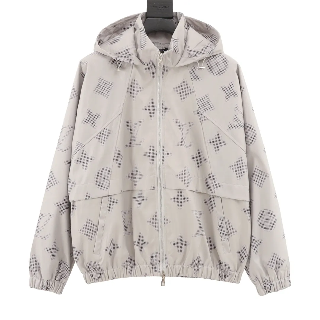 🅿️550 LouisVuitton/Louis Vuitton presbyopia all-over printed windbreaker zipper jacket. Purchase the original version and have it printed immediately. The fabric is made of custom densely spun technical fabric that is light and thin, and the upper body is silky and breathable. Infrared positioning cutting, workwear-style windbreaker design, the upper body is invincible and versatile. All details are customized and developed, and all hardware and accessories are restored to ZP. Size：XS-L